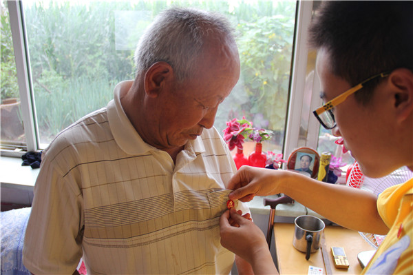 为老党员佩戴党徽.JPG 为老党员佩戴党徽.JPG