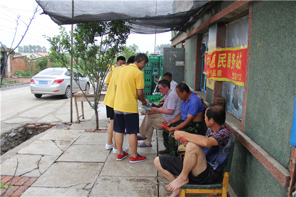 发放问卷.JPG 发放问卷.JPG